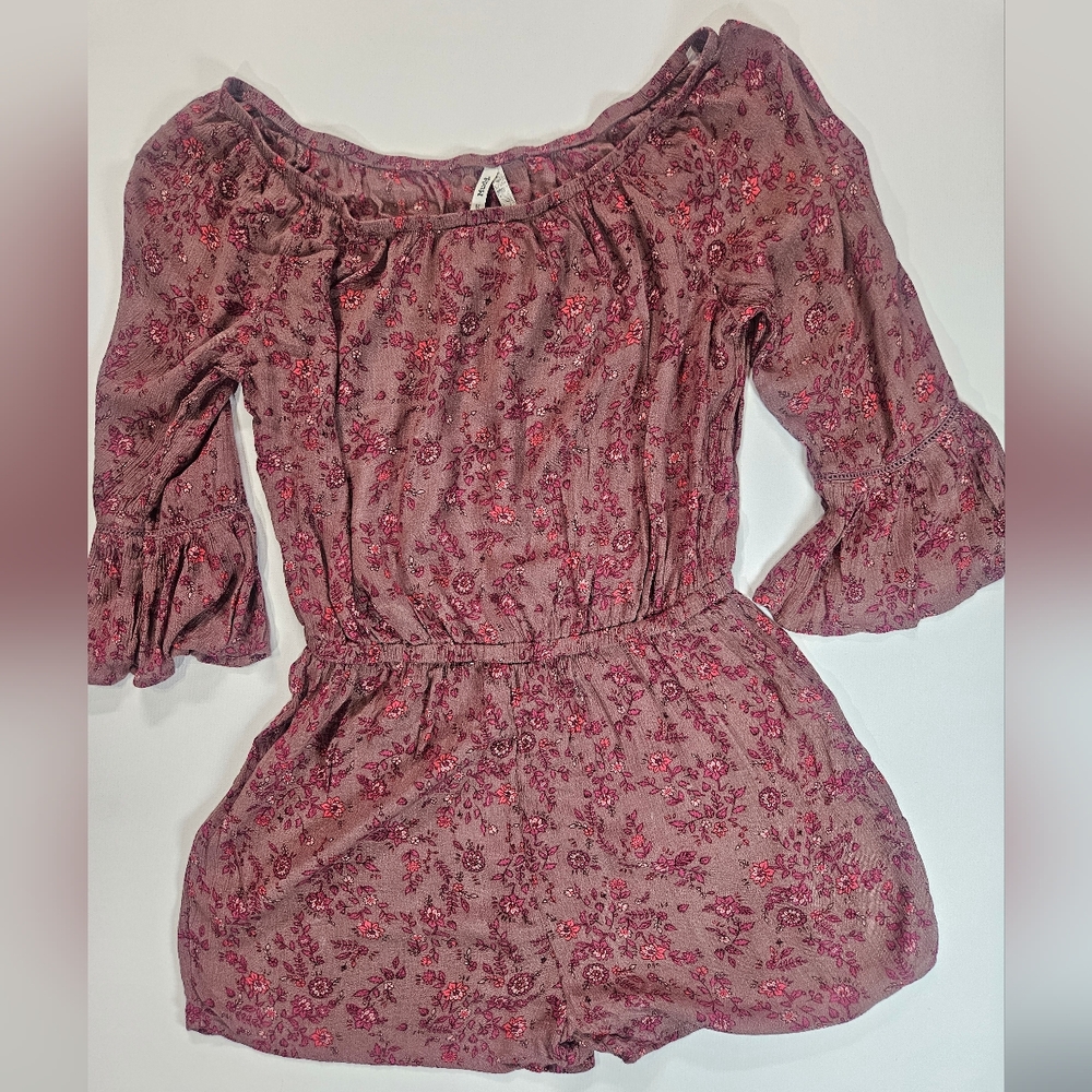 Mudd Womens Romper Size Medium Red Floral Flutter Bell‎ Sleeve Boho Cottagecore